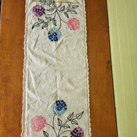 Vintage Linen VIBRANT COLOR FLORAL Embroidery Table Runner with Lace Trim 70s A1 - Picture 1 of 9